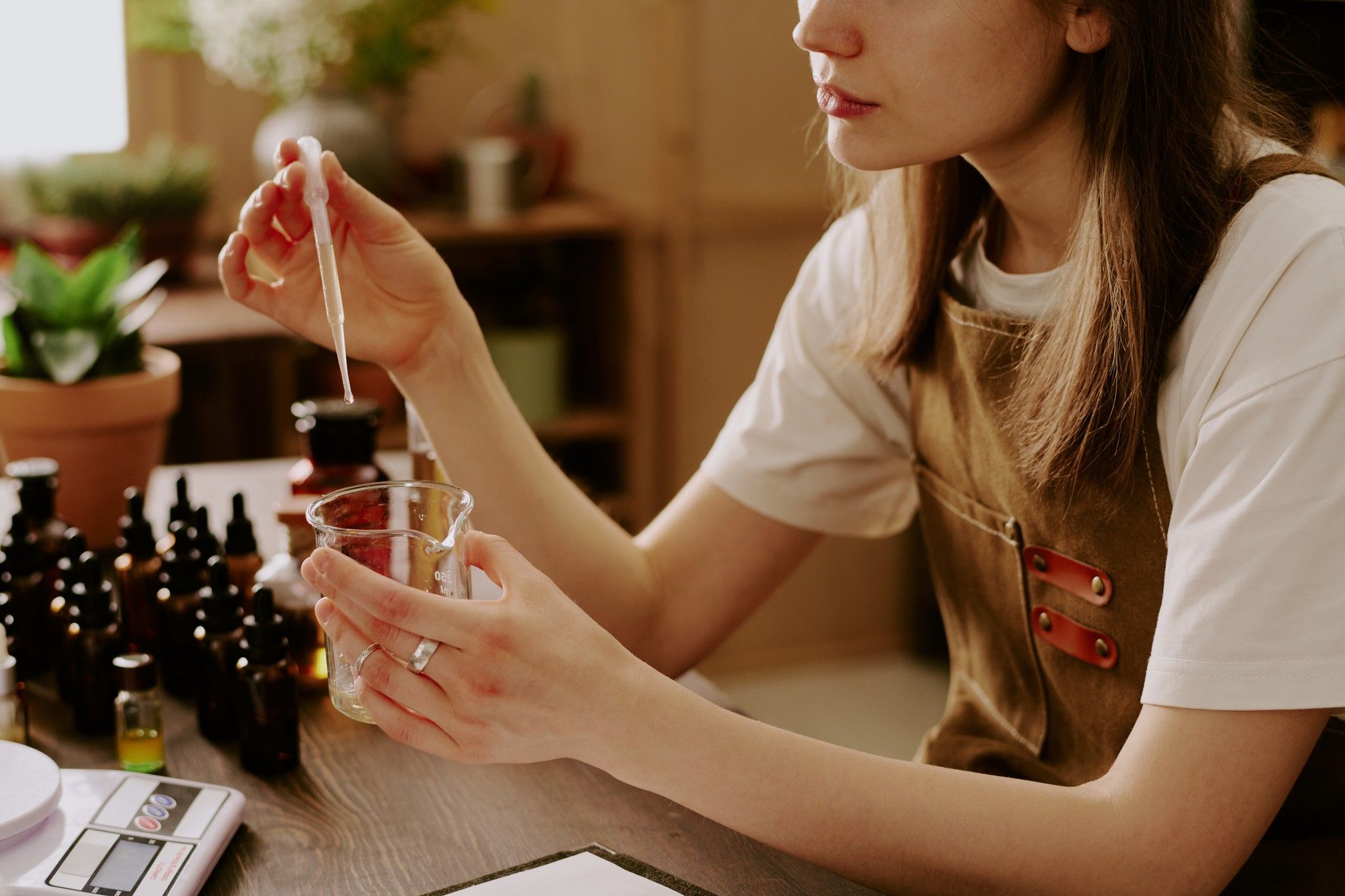 Mujer creando una fragancia personalizada