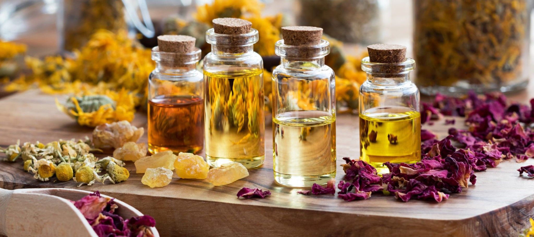 Una serie de frascos de aromas encima de una mesa