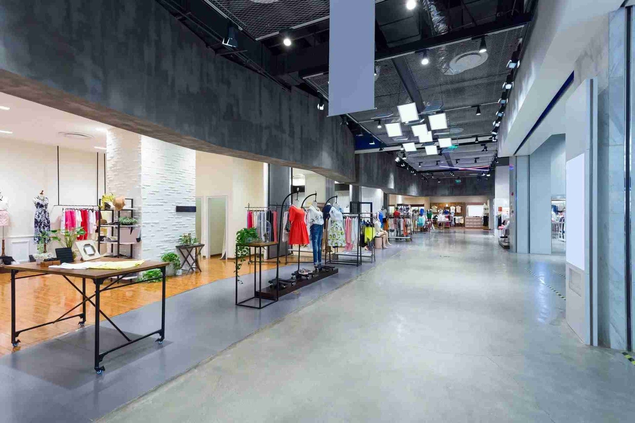 Tienda en nave industrial utilizando ambientadores de ambizone